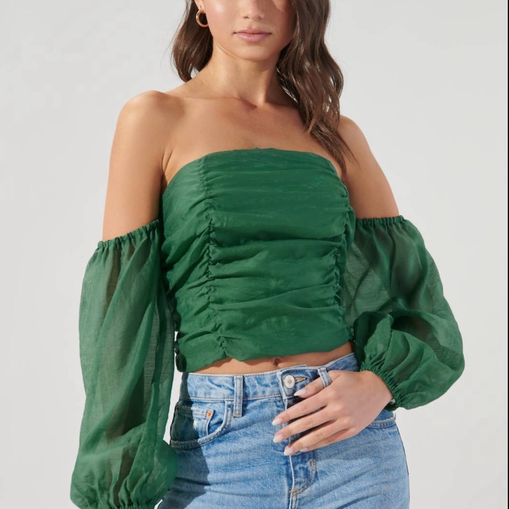 NWT BOUTIQUE ZARIA OFF THE SHOULDER LIGHT WEIGHT TOP